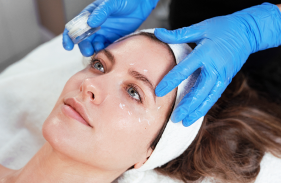 راهنمای کامل درمان لک‌های پوستی در خانه و کلینیک